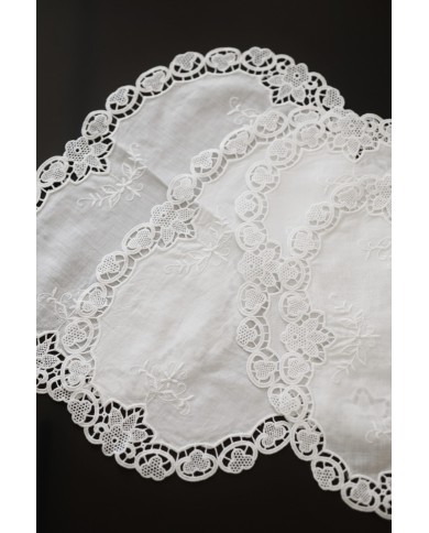 Set di sei centri ricamati in lino bianco Burano ovali
