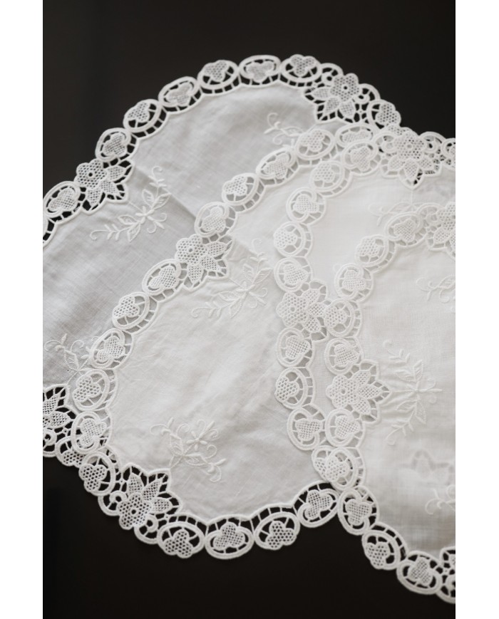 Set di sei centri ricamati in lino bianco Burano ovali