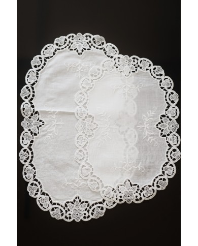 Set di sei centri ricamati in lino bianco Burano ovali