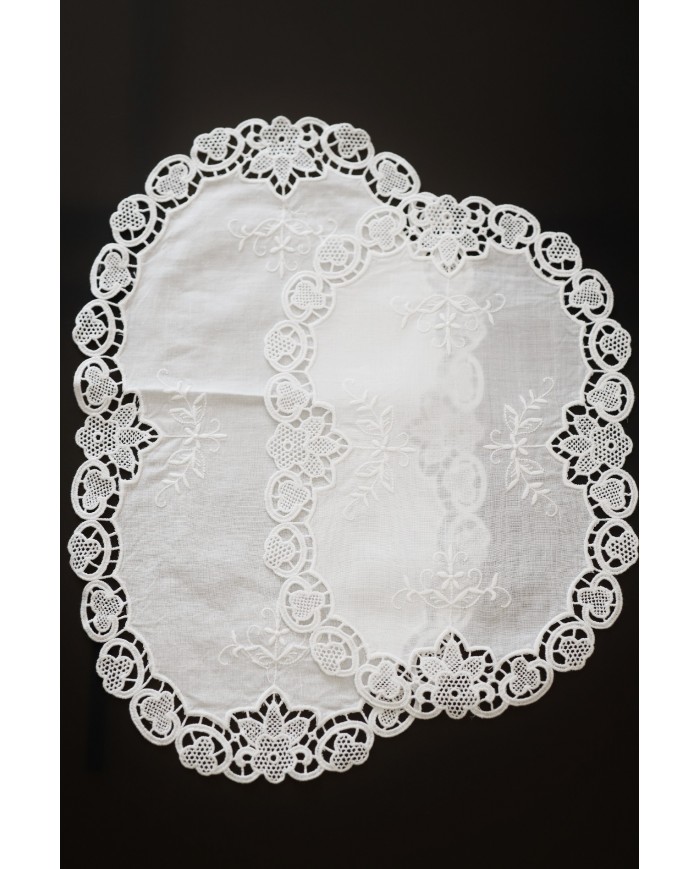 Set di sei centri ricamati in lino bianco Burano ovali