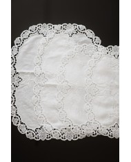 Set di sei centri ricamati in lino bianco Burano ovali