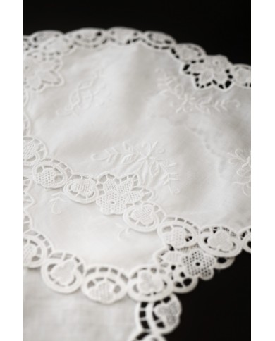 Set di sei centri ricamati in lino bianco Burano ovali