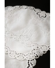 Set di sei centri ricamati in lino bianco Burano ovali