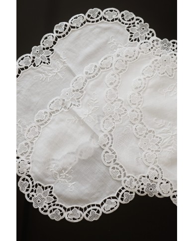 Set di sei centri ricamati in lino bianco Burano ovali