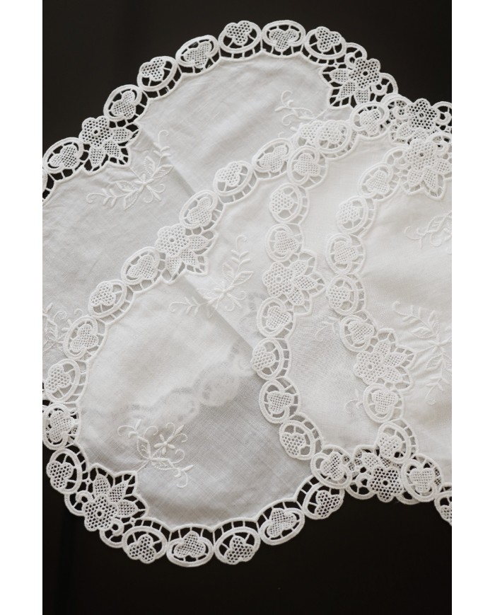 Set di sei centri ricamati in lino bianco Burano ovali