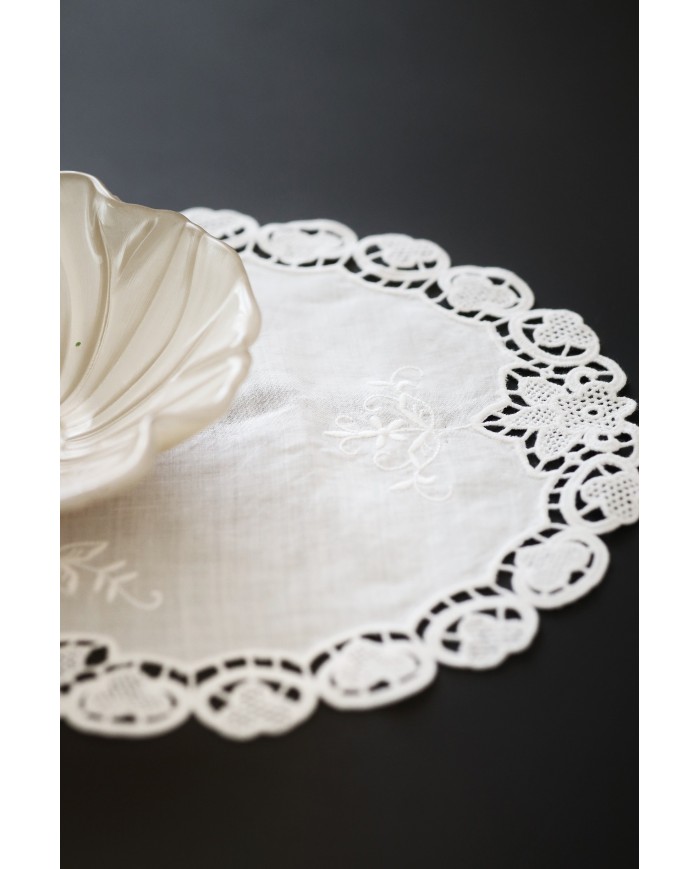 Set di sei centri ricamati in lino bianco Burano ovali