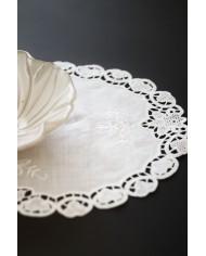 Set di sei centri ricamati in lino bianco Burano ovali