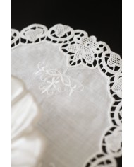 Set di sei centri ricamati in lino bianco Burano ovali
