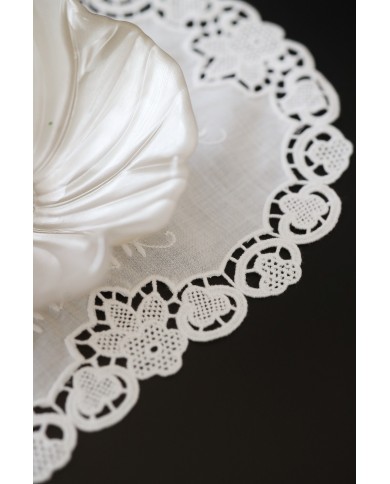 Set di sei centri ricamati in lino bianco Burano ovali