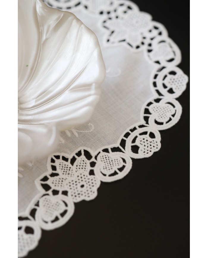 Set di sei centri ricamati in lino bianco Burano ovali