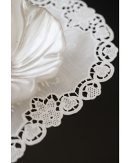 Set di sei centri ricamati in lino bianco Burano ovali