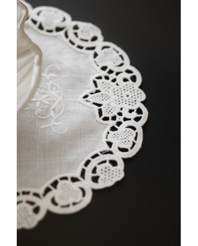 Set di sei centri ricamati in lino bianco Burano ovali