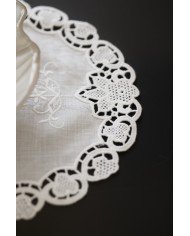 Set di sei centri ricamati in lino bianco Burano ovali