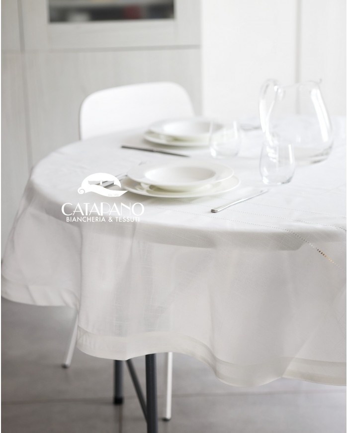 Servizio da tavola con tovaglia tonda bianco con punto a giorno e tovaglioli
