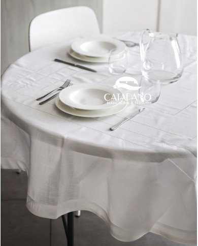 Servizio da tavola con tovaglia tonda bianco con punto a giorno e tovaglioli