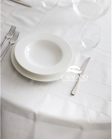 Servizio da tavola con tovaglia tonda bianco con punto a giorno e tovaglioli