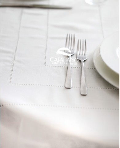Servizio da tavola con tovaglia tonda bianco con punto a giorno e tovaglioli