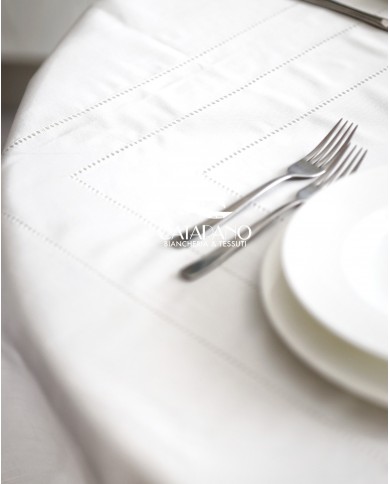 Servizio da tavola con tovaglia tonda bianco con punto a giorno e tovaglioli