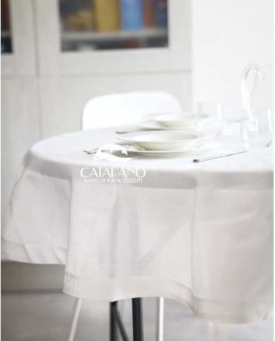 Servizio da tavola con tovaglia tonda bianco con punto a giorno e tovaglioli