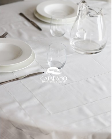 Servizio da tavola con tovaglia tonda bianco con punto a giorno e tovaglioli