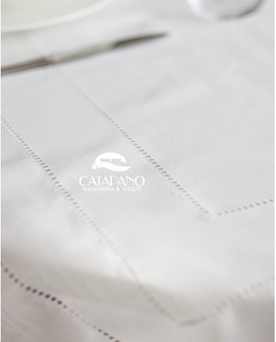 Servizio da tavola con tovaglia tonda bianco con punto a giorno e tovaglioli