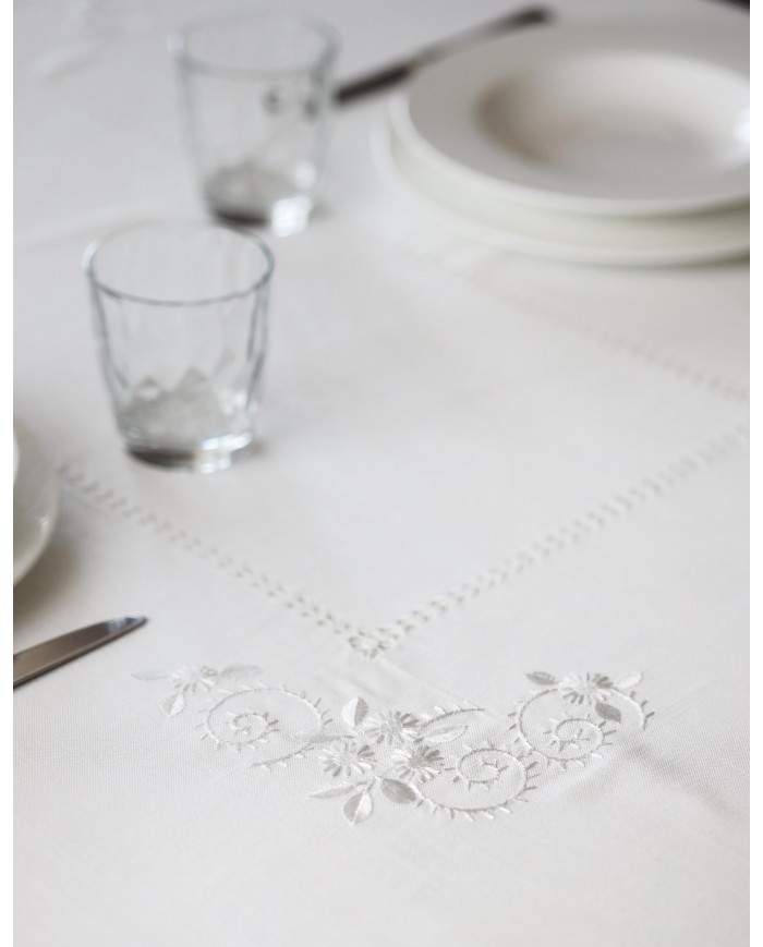 Servizio da tavola ricamato bianco 12 posti art. 020