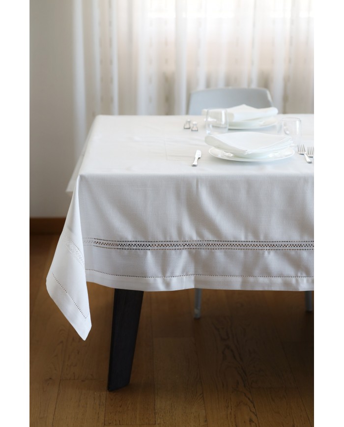 Servizio da tavola 24 posti bianco ricamato con orlo a giorno 180x450 art 2018