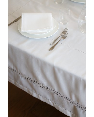 Servizio da tavola 24 posti bianco ricamato con orlo a giorno 180x450 art 2018