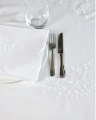 Tovaglia ricamata 12 posti con tovaglioli art. TL008