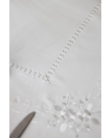 Servizio da tavola ricamato bianco 18 posti art. 019