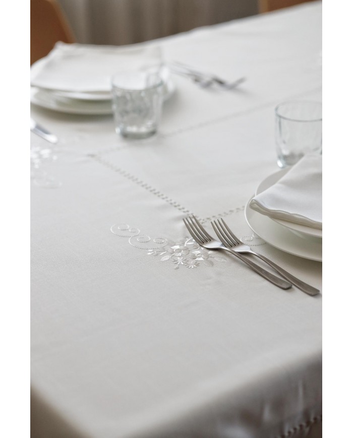 Servizio da tavola ricamato bianco 18 posti art. 019