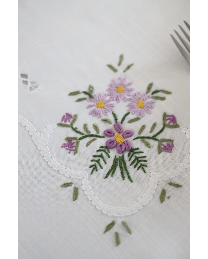 Servizio da tavola 18 posti bianco con ricamo colorato art. 021